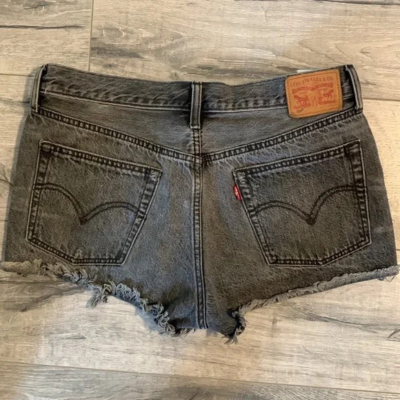 Levi Shorts - Picture 2 of 4